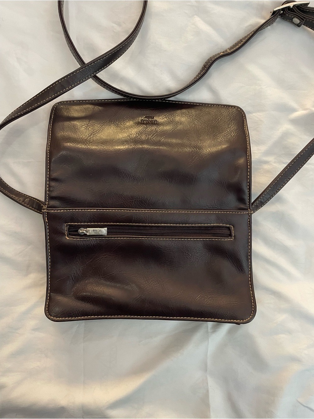 Classic Brown Leather Crossbody Bag - Timeless Everyday Style - Picture 6 of 7